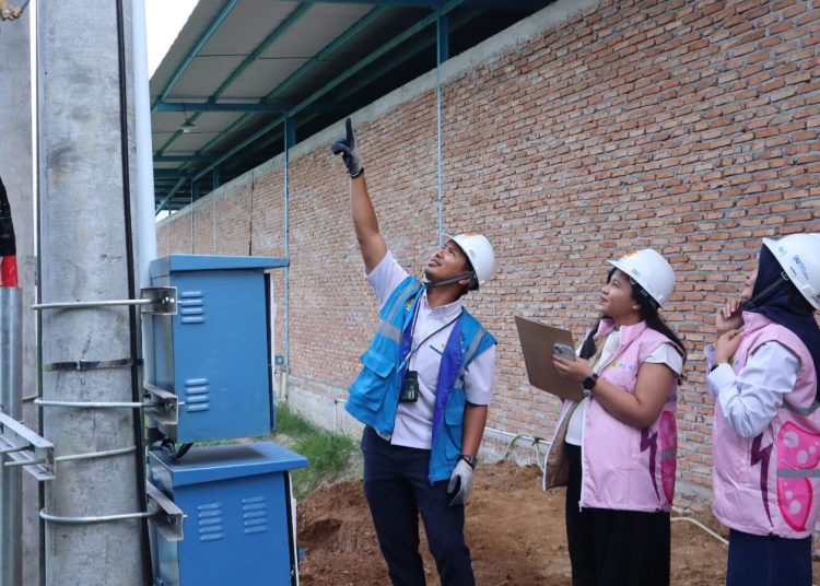 Petugas PLN dan Srikandi PLN UP3 Lubuk Pakam memastikan jaringan listrik  telah terpasang dan dalam kondisi prima.(Satunusantara news/HO-PLN UID Sumut).