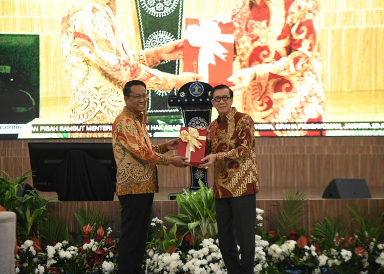 Supratman Andi Agtas (kiri) saat melakukan sertijab Menteri Hukum dan HAM bersama Yasonna H. Laoly (kanan) di Gedung Graha Pengayoman Kemenkumham.(Satunusantara news/HO-Humas Kemenkumham Sumut).