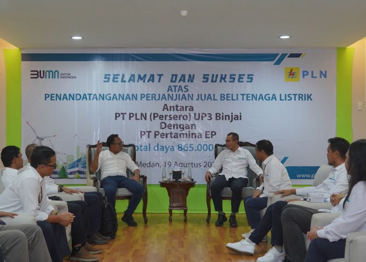 General Manajer PLN UID Sumatera Utara, Saleh Siswanto (kanan) bersama Senior Manajer Productions and  Projects Zona 1 PT Pertamina EP, Tedjo Sumantri (kiri) menyambut baik sinergi antara PLN dengan Pertamina.(Satunusantara news/HO-Humas PLN UID Sumut).