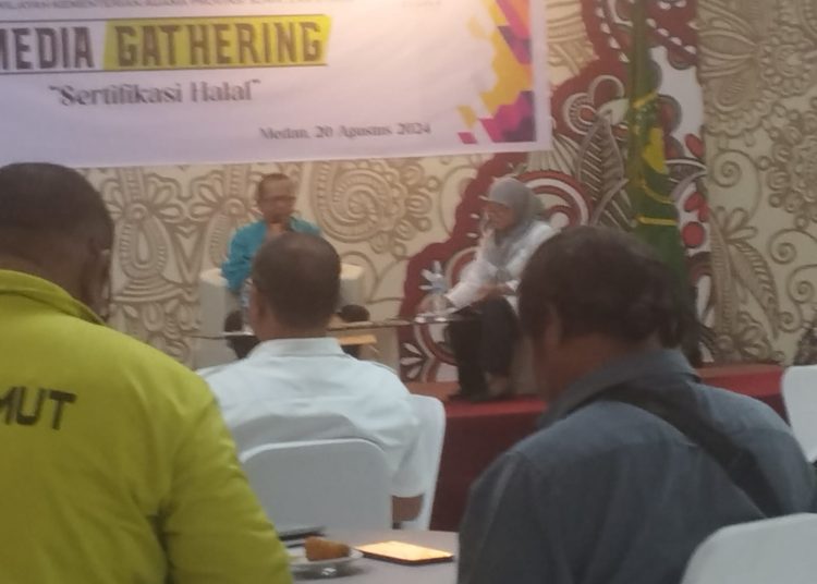 Sekretaris Satgas LPJH Sumut, Makmur Nasution M.Si (tengah) saat menjadi nara sumber pada Media Gathering  dengan tema "Sertifikasi Halal" di Hotel Grand Jamee Medan, (Satunusantara news/Munawar).