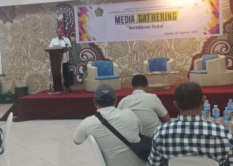 Ketua Tim Humas, Data, dan Informasi (HDI) Kanwil Kemenag Sumut H. Mulia Banurea, S.Ag, M.Si, saat membuka Media Gathering dengan tema "Sertifikasi Halal" di Hotel Grand Jamee Medan.(Satunusantara news/Munawar).