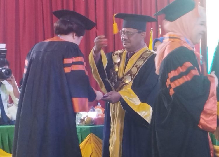 Rektor Unimed Prof. Dr. Baharuddin, ST, M.Pd (tengah) saat mewisuda salah seorang wisudawan program master di Gedung Auditorium Unimed.(Satu Nusantara news/Munawar).