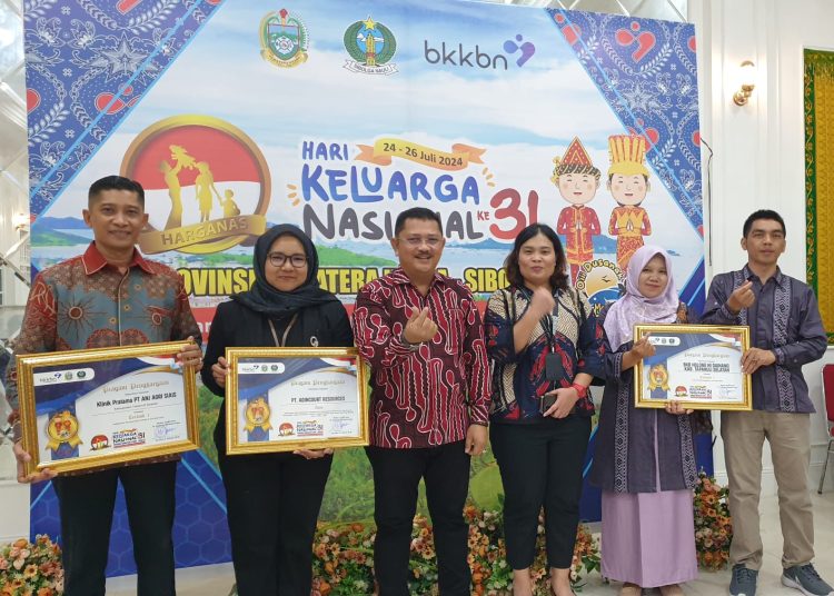 Pemkab Tapsel melalui Dinas Pengendalian Penduduk dan Keluarga Berencana (DPPKB) menerima tujuh penghargaan pada acara Hari Keluarga Nasional (Harganas) Sumut di Pelabuhan Lama, Kota Sibolga.(Satunusantara news/HO-Prokopim Tapsel).