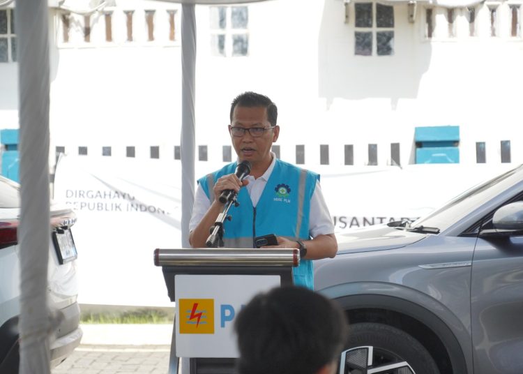 Manajer PLN Unit Pelakana Pelayan Pelanggan (UP3) Medan Utara, Edy Saputra memberikan sambutan dalam peresmian SPKLU baru berlokasi di PLN ULP Medan Timur.(Satunusantara news/HO-PLN UID Sumut).