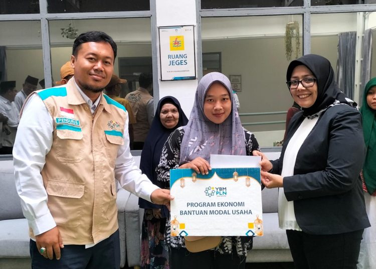 Manajer PLN UP3 Padangsidimpuan, Yessi Indra (kanan)  bersama Ketua YBM PLN UP3 Padangsidimpuan, Wiwin Sapta Prabudi (kiri) menyerahkan bantuan kepada keluarga prasejahtera.(Satunusantara news/HO-PLN UID Sumut).