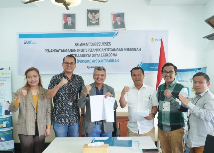 Manajer PLN UP3 Bukit Barisan, Ramses Hutajulu (tiga dari kiri) melakukan penandatanganan  SPJBTL dengan Hotel Labersa yang diwakilkan oleh Harangan Hutahaean (tiga dari kanan).(Satunusantara news/HO-Humas PLN UID Sumut).