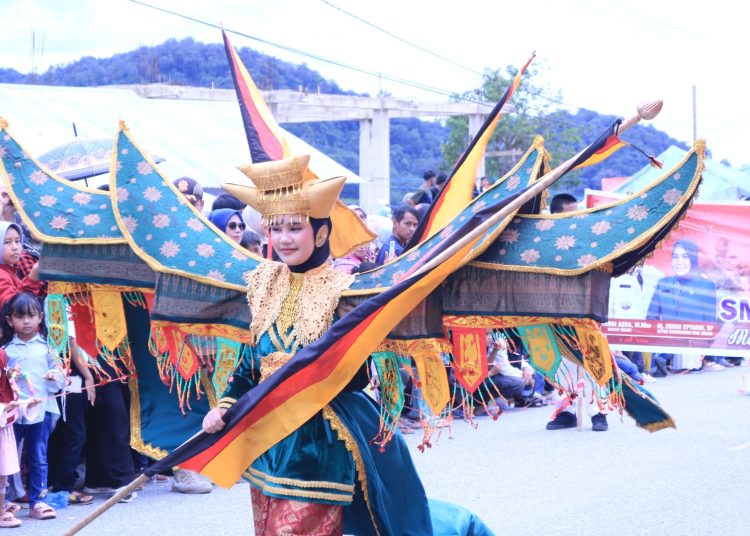 Peserta Pawai Alegoris di Kabupaten Solok, Sumatera Barat, dalam menyemarakkan HUT ke-79 Kemerdekaan Republik Indonesia.(Satunusantara news/HO-Pendim 0309/Solok).
