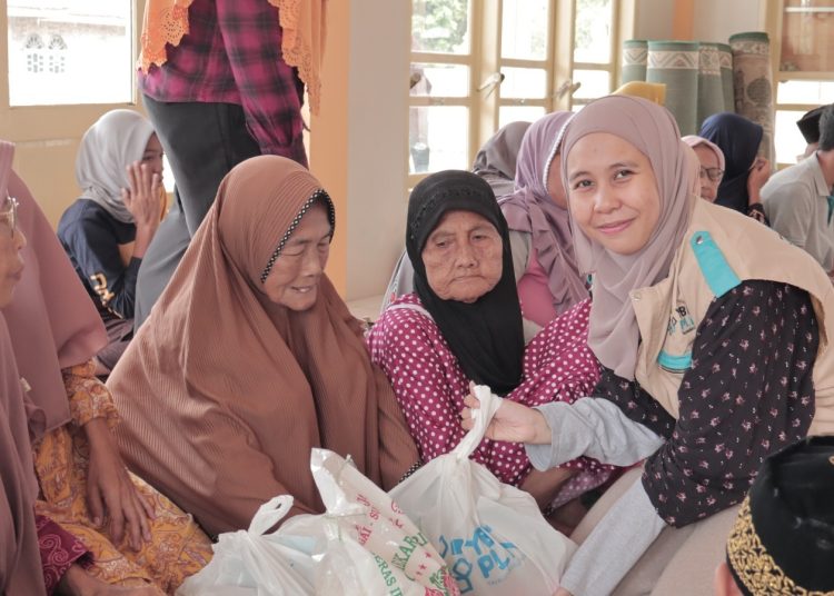 YBM PLN UP3 Pematangsiantar menyerahkan bantuan makanan bergizi kepada para kaum dhuafa yang berada di Desa Suka Makmur, Kabupaten Batubara, Sumatera Utara.(Satunusantara news/HO-Humas PLN UID Sumut).