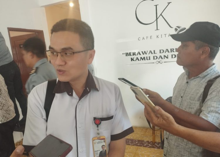 Sekretaris Konsul Kehormatan Kerajaan Thailand di Medan Erianto (kiri) saat diwawancarai wartawa unit Kemenkumham Sumut.(Satunusantara news/Munawar).