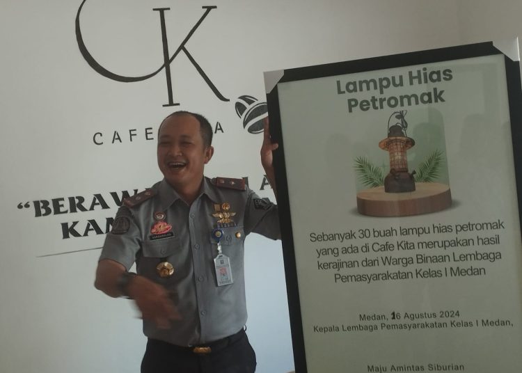 Kepala Rudenim Medan, Sarsaralos Sivakkar, saat memperlihatkan foto lampu hias petromak yang merupakan hasil karya warga binaan pemasyarakatan di Sumatera Utara.(Satunusantara news/Munawar).