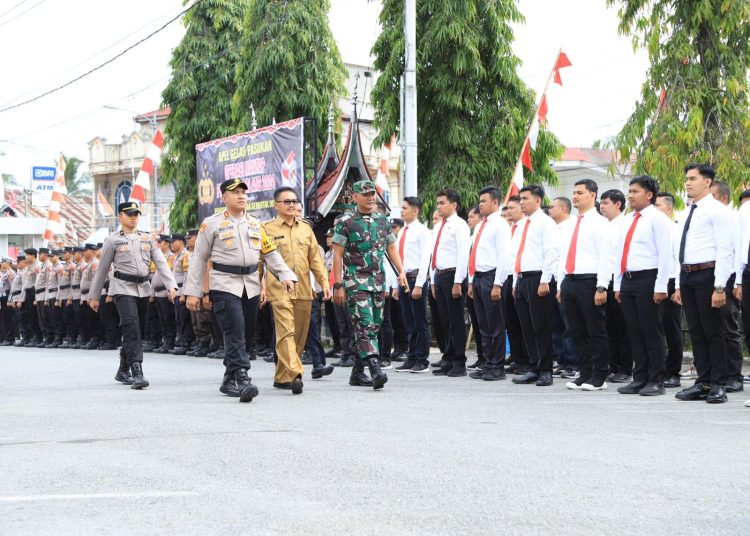 Dandim 0309/Solok, Lektol Kav Sapta Raharja (kanan)l saat acara gelar Pasukan Operasi Mantap Praja Singgalang Kota Solok Tahun 2024.(Satunusantara news/HO-Pendim 0309/Solok).