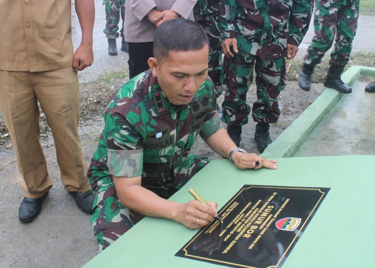 Dandim 0206/Dairi, Letkol Inf Goklas Pirtahan Silaban, saat menandatangani prasasti peresmian pembangunan sumur bor di Desa Barisan Nauli, Kecamatan Sumbul, Kabupaten Dairi.(Satunusantara news/HO-Kodim 0206/Dairi)