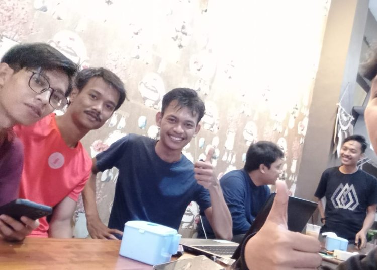 Founder & Ceo PT Toko Anak Bangsa, Muhammad Al Farizi (tengah) bersama tim dan karyawan.(Satunusantara news/HO-Dokumentasi).