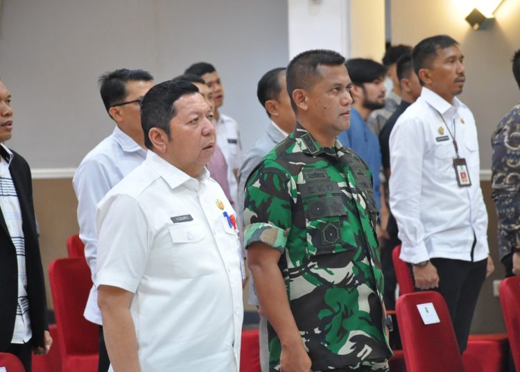 Kasrem 031/Wira Bima, Kolonel Kav Eko Agus Nugroho (tengah) saat menghadiri acara penandatanganan kesepakatan bersama antara Perguruan Tinggi, Yayasan, dengan Pemerintah Provinsi Riau.(Satunusantara news/HO-Penrem 031/WB).