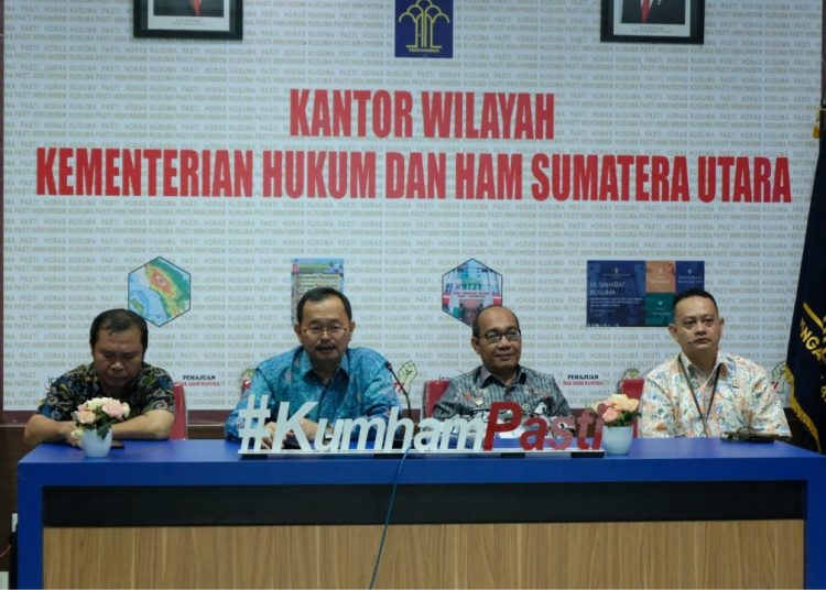 Direktur P3SI Peraturan Perundang-undangan, Alpius Sarumaha (tengah) saat, memberikan penguatan mengenai Pengundangan dalam Tahapan PPPU di Kanwil Kemenkumham Sumut.(Satunusantara news/HO-Humas Kemenkumham Sumut)