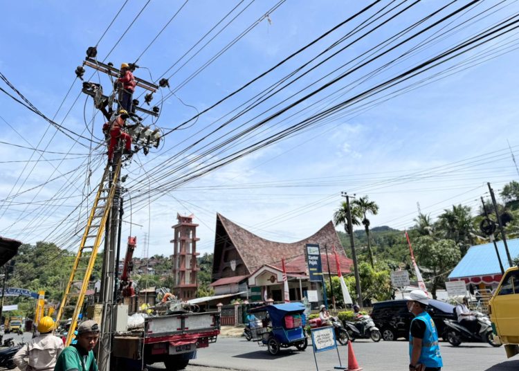 Manajer PLN UP3 Sibolga, Gebyar Pandito melakukan peninjauan langsung pelaksanaan pekerjaan pemeliharaan preventf yang dilakukan di Kota Sibolga dan Kabupaten Tapanuli Tengah,Sumatera Utara,(Satunusantara news/HO-PLN UID Sumut)).