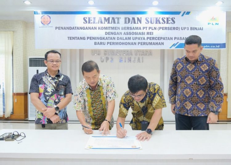 Manajer PLN UP3 Binjai, Darwin Simanjuntak (dua dari kanan) bersama Sekretaris DPD REI Sumut , Ir Reza Sirait (dua dari kiri)  melakukan penandatanganan MoU antara PLN UP3 Binjai dengan REI Sumut.(Satunusantara news/HO-Humas PLN UID Sumut).