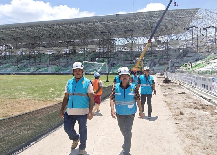 Manajer PLN UP3 Lubuk Pakam, Hiro Pingkir Pardede (kanan depan) bersama Assistant Manajer Perencanaan, Binsem Situmorang (kiri depan) sedang meninjau stadion yang akan dipergunakan untuk penutupan di sport center PON XXI Aceh-Sumut.(Satunusantara news/HO-PLN UID Sumut).