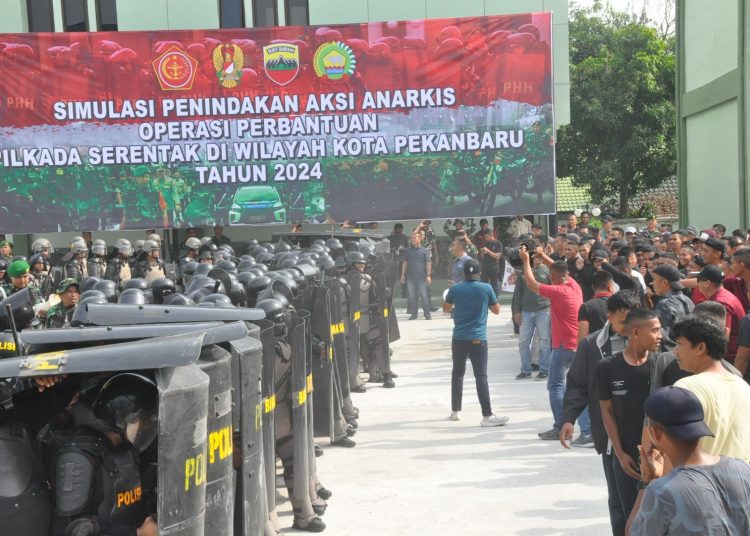 orem 031/Wira Bima mengerahkan 1.000 personel TNI dan Polri menggelar kegiatan simulasi penindakan aksi anarkis dalam rangka Operasi Perbantuan Pengamanan Pilkada Serentak wilayah Kota Pekanbaru tahun 2024.(Satunusantara news/HO-Penrem 031/WB).
Danrem 031/Wira Bima Brigjen TNI Dany