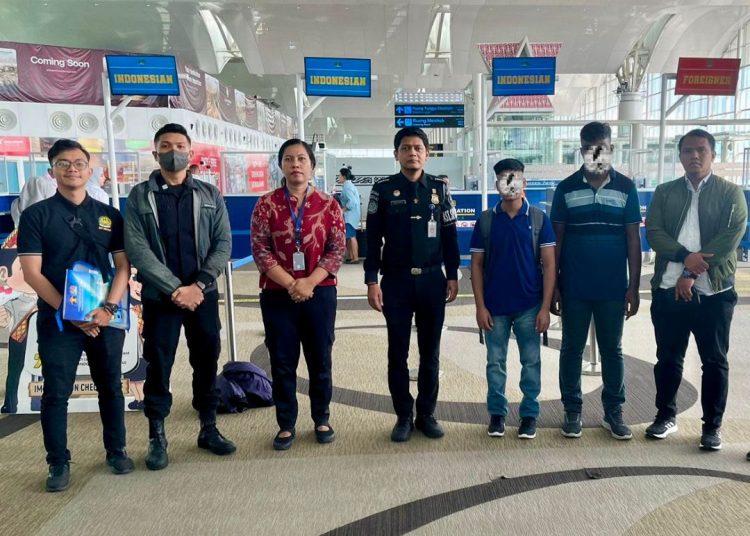 Petugas Rudenim Medan, saat  mendeportasi dua WNA asal Bangladesh  (tutup bagian muka), melalui Bandara Internasional TPI Kualanamu,, Kabupaten Deli Serdang.(Satunusantara  news/HO-Humas Rudenim Medan).