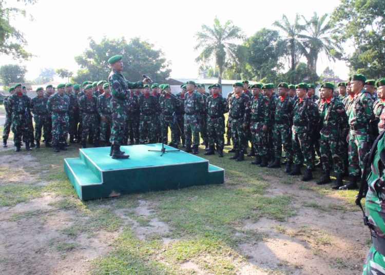 Kasdim 0209/Labuhanbatu Mayor Inf SH Tanjung (kiri)  pada Upacara Bendera di Makodim 0209/Labuhanbatu, (Satunusantara news/HO-Kodim 0209/Labuhanbatu).