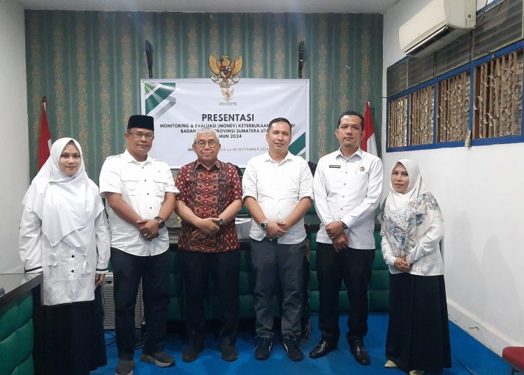 Ketua Tim HDI Kanwil Kemenag Sumut H. Mulia Banurea, S.Ag, M.Si (dua dari kiri) didampingi  Ketua Komisi Informasi Provinsi Sumut, ,Abdul Haris Nasution (tengah) usai Presentase Monev Self Assessment Qustionnaire di Kantor Komisi Informasi Provinsi Sumut.(Satunusantara news/HO-Humas Kanwil Kemenag Sumut).