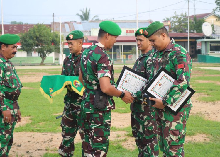 Dandim  0309/Solok Letkol Kav Sapta Raharja (kiri) saat memimpin  langsung Tradisi Satuan Korps Raport Pindah Satuan salah satu Anggotanya.(Satunusantara news/HO-Pendim 0309/Solok).
Kegiatan Upacara tersebut diikuti oleh Kepala Staff Kodim 0309/Solok, Para Perwira Staf, Danramil Jajaran Kodim 0309/Solok, Para Bintara, Tamta