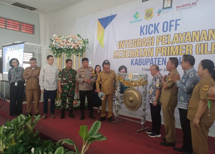 Pasiops Kodim 0206/Dairi,  Lettu Inf Hernandes (nomor tiga kiri)  saat peluncuran KICK  ILP Kabupaten Dairi kompleks SMK Negeri 1 Sidikalang.(Satunusantara news/HO-Kodim 0206/Dairi).