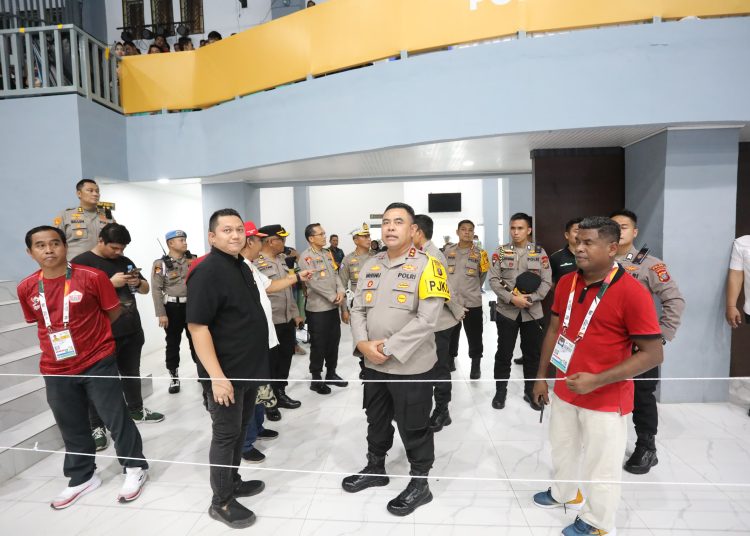 Kapolda Sumut, Irjen Pol Whisnu Hermawan Februanto (tengah) saat meninjau  lokasi pertandingan Cabor Futsal PON 2024.(Satunusantara news/HO-Humas Polda Sumut).