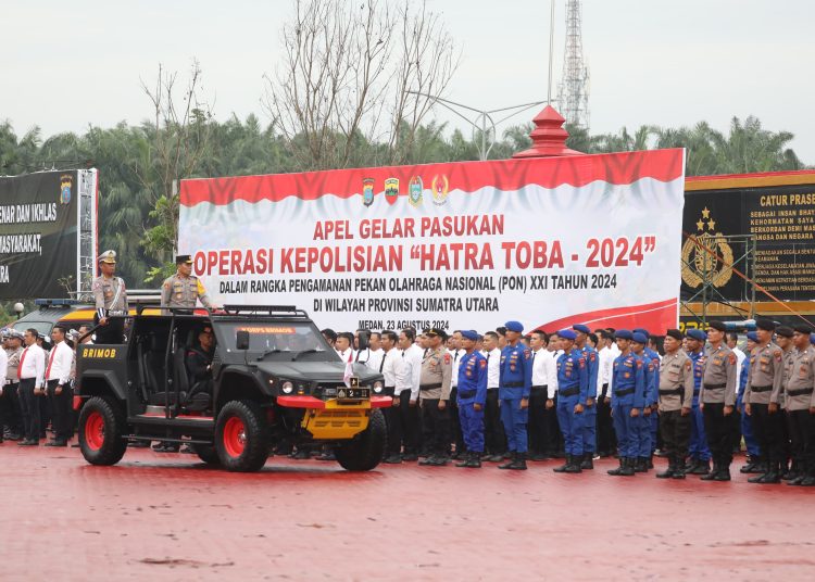 Wakapolda Sumut, Brigjen Pol Rony Samtana, saat mengecek kesiapan seluruh personel yang diturunkan untuk mengamankan perhelatan PON 2024. (Satunusantara news/HO-Humas Polda Sumut).