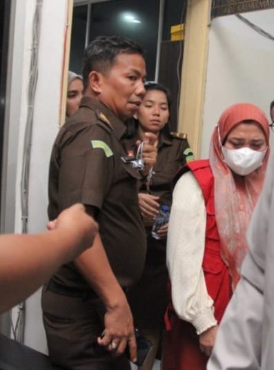 Tim Pidsus Kejati Sumut menahan tersangka N terkait dugaan tindak pidana korupsi  dana BOX dan Jaspel Puskesmas di Kabupaten Tapteng.(Satunusantara news/HO-Kejati Sumut).