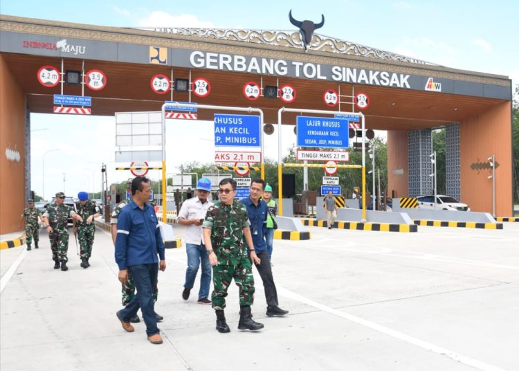 Pangdam I/BB, Mayjen TNI Mochammad Hasan (depan) saat  melakukan pengecekan ke lokasi Gerbang Tol Sinaksak di Kecamatan Tapian Dolok, Kabupaten Simalungun.(Satunusantara news/HO-Pendam I/BB).