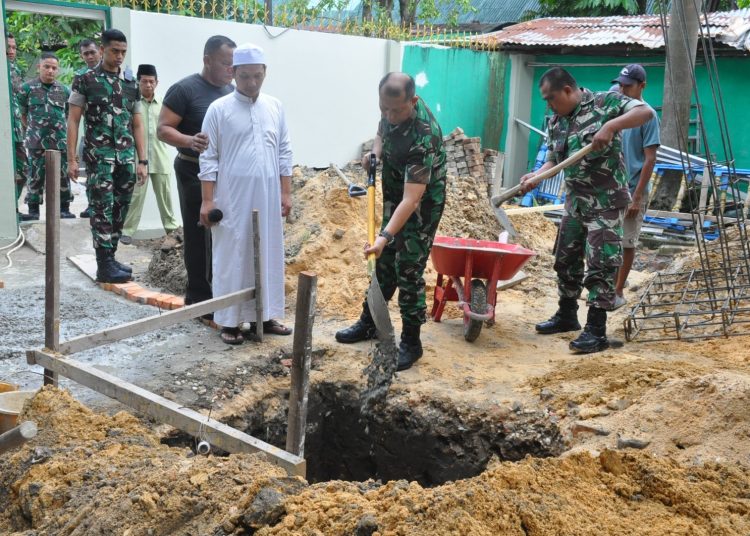 Danrem 031/WB Brigjen TNI Dany Rakca (tengah) saat meletakkan batu pertama Pembangunan Gedung Tahfiz Al Quran Al Kartika Korem 031/WB  di Masjid Al Muhlisin Asrama Pancasila, Jalan Sutomo Pekanbaru.(Satunusantara news/HO-Penrem 031/WB).