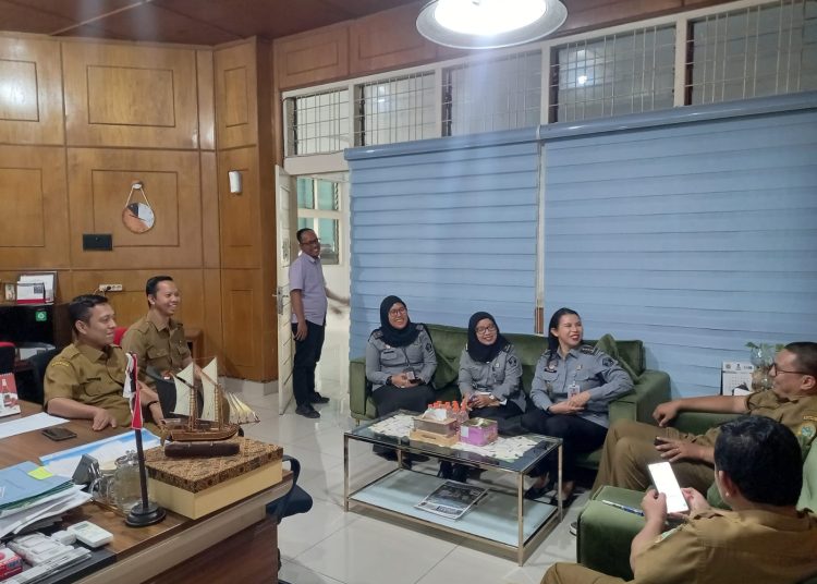 Kabid HAM Kanwil Kemenkumham Sumut Flora Nainggolan (nomor tiga kanan) memberikan saran di Disperindag Sumut.(Satunusantara news/HO-Humas Kemenkumham Sumut)
