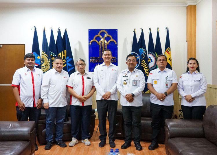 Kakanwil Kemenkumham Sumut, Agung Krisna (tiga kanan) saat foto bersama dengan  Palang Merah Indonesia (PMI) Sumut.(Satunusantara news/HO-Humas Kemenkumham Sumut).
