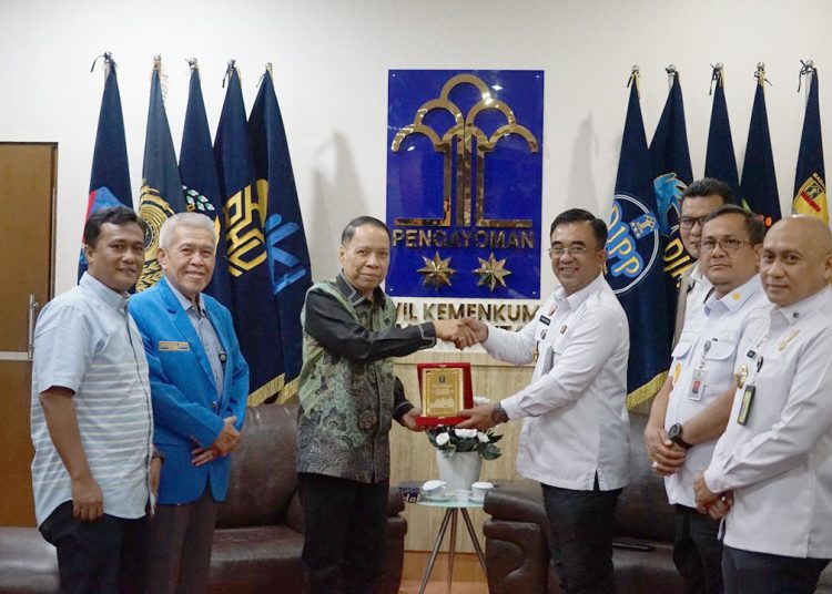 Kakanwil Kemenkumham Sumut, Anak Agung Gde Krisna (kanan) saat memberikan cendramata kepada Rektor UMSU, Prof Dr Agussani, MAP, di kantor Kanwil Kemenkumham Sumut.(Satunusantara news/HO-Humas Kemenkumham Sumut).