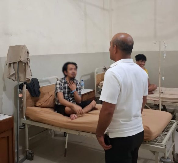 Kepala Rutan Kelas I Labuhan Deli, Erwin F Simagunsong  (kanan) saat melakukan pengontrolan keamanan dan kesehatan terhadap warga binaan yang dirawat di RS Bandung.(Satunusantara news/HO-Humas Rutan Labuhan Deli).
