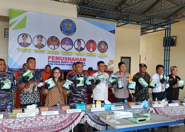 Kepala BNN Provinsi Sumut, Brigjen Pol Toga H Panjaitan (kemeja putih) memengang barang bukti narkotika jenis sabu yang akan dimusnahkan.(Satunusantara news/HO-Dokumen).