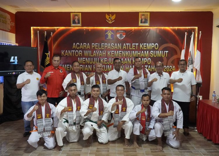 Kakanwil Kemkumham Sumut, Anak Agung Gde Krisna (tengah) foto bersama dengsn kontingen Kempo Kanwil Kemenkumham Sumut.(Satunusantara news/HO-Humas Kemenkumham Sumut).