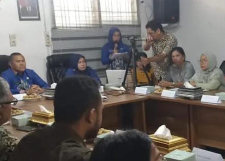 Kepala Balitbang Kabupaten Labuhanbatu, Zuhri, SE, MSi,  (kiri) pada Rapat Seminar Proposal Kajian Analisis Potensi Sumber Daya Air dan Kebutuhan Irigasi pada Lahan Sawah Tadah Hujan di Kabupaten Labuhanbatu.(Satunusantara news/HO-BRIN).