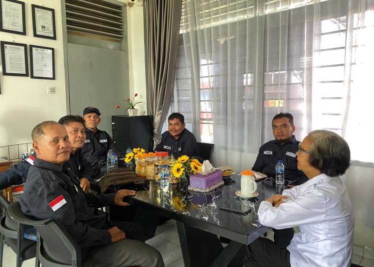 Kalapas Perempuan Kelas II A Medan, Agustinawati Nainggolan (satu kanan) saat menerima Tim Pers Kemenkumham Sumut di Lapas Perempuan Medan.(Satunusantara news/HO-Humas Lapas Perempuan Medan).