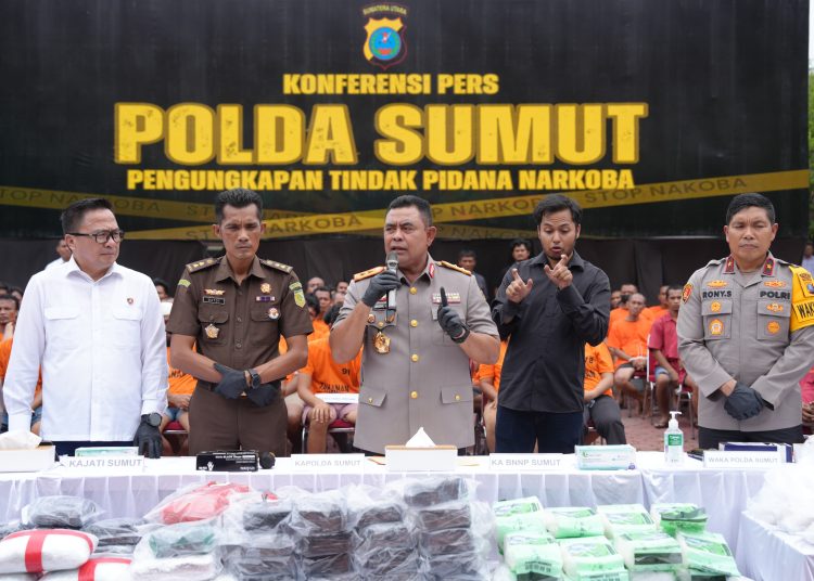 Kapolda Sumut Irjen Pol Whisnu Hermawan Februanto (tengah) saat menggelar konferensi pers pengungkapan narkotika  di lapangan belakang Mapolda Sumut.(Satunusantara news/HO-Humas Polda Sumut).