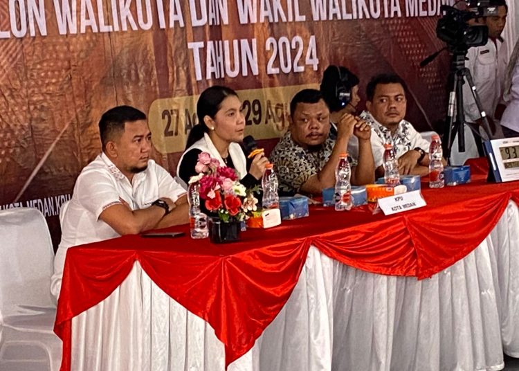 Ketua KPU Medan, Mutia Atiqah (tengah) saat kegiatan penerimaan pendaftaran paslon wali kota dan wakil wali kota Pilkada Medan Tahun 2024.(Satunusantara news/HO-KPU Medan).