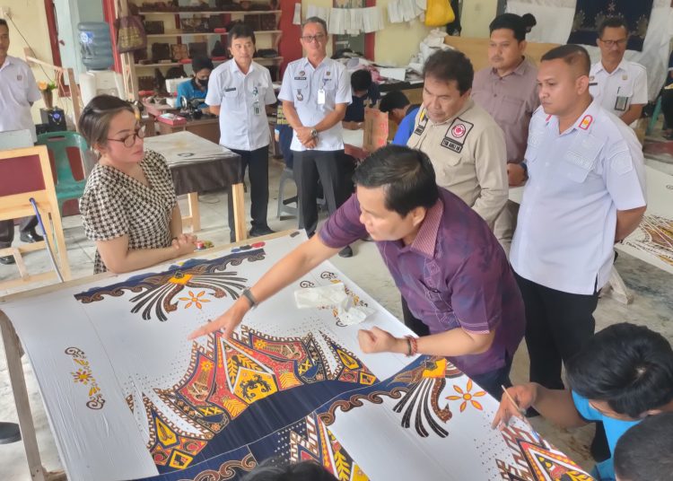 Direktur Merek dan Indikasi Geografis DJKI Kurniaman Telaumbanua (tengah) saat mewarnai batik tulis "Nukha Nibira" di Lapas Kelas II B Gunung Sitoli.(Satunusantara news/HO-Humas Kemenkumham Sumut).