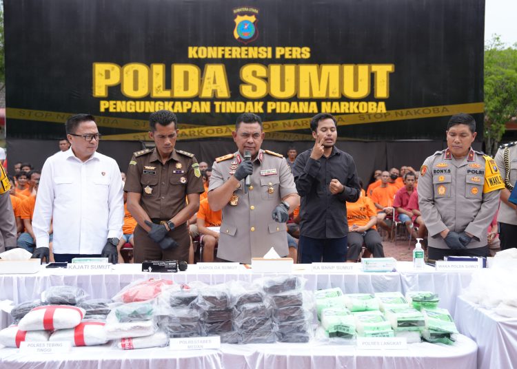 Kapolda Sumut Irjen Pol Whisnu Hermawan Februanto. (tengah). (Satunusantara news/HO-Humas Polda Sumut).