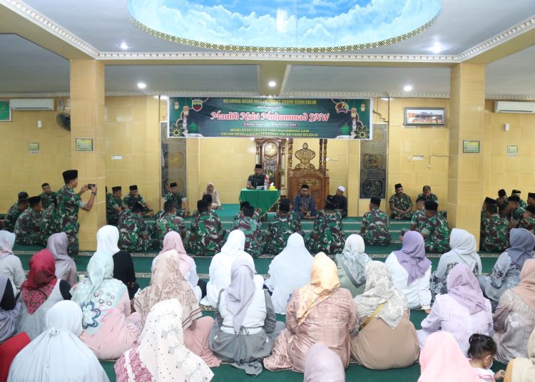 Dandim 0309/Solok Letkol Kav Sapta Raharja (tengah) saat menyampaikan  sambutan pada peringatan Maulid Nabi Muhammad SAW 1446 H/2024 M di Masjid Taqwa Makodim 0309/Solok.(Satunusantara news/HO-Pendim 0309/Solok)