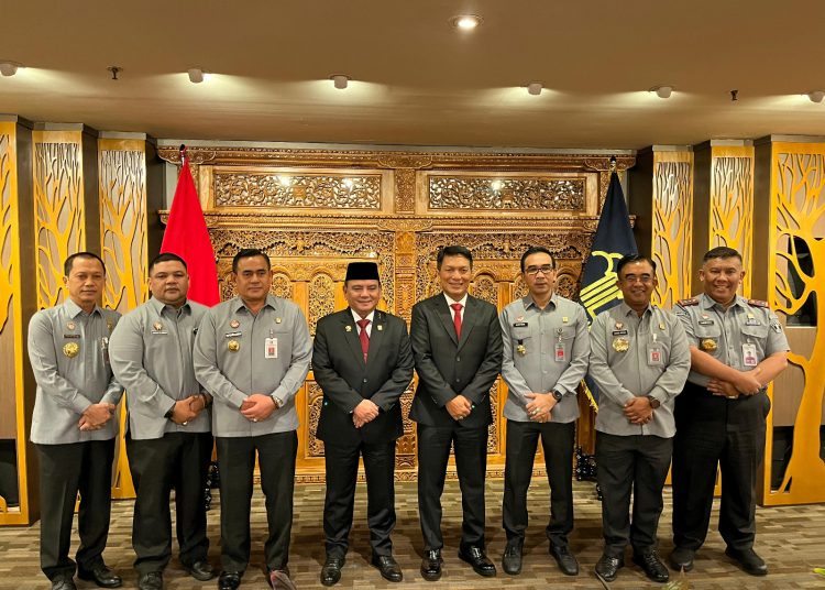 Kankanwil Kemenkumham Sumut, Agung Krisna (dua kanan) saat menghadiri pelantikan Nico Afinta sebagai Sekretaris Jenderal Kemenkumham, Andap Budhi Revianto sebagai Staf Ahli Bidang Sosial Kemenkumham dan Sofyan sebagai Penyuluh Ahli Utama Kemenkumham.(Satunusantara news/Humas Kemenkumham Sumut).