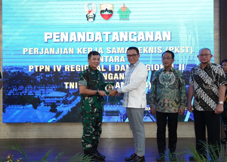 Pangdam I/BB Mayjen TNI Mochammad Hasan (kiri)  penandatanganan  kerja sama teknis (PKST) dengan PTPN IV Regional I dan II, serta perjanjian kerja sama (PKS) dengan Perum Jasa Tirta I. (Satunusantara news/HO-Pendam I/BB).