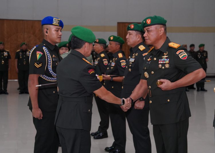 Pangdam I/BB, Mayjen TNI Mochammad Hasan (kiri) memberikan ucapan selamat kepada Danrem 033/Wira Pratama  Brigjen TNI  Bambang Herqutanto.(Satunusantara news/HO-Penrem o33/Wira Pratama).