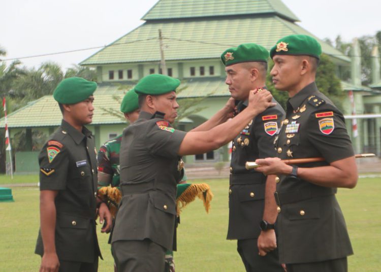 Komandan Brigade Infanteri 7/RR Kolonel Inf Aidil Amin (kiri) saat melepas jabatan Letkol Inf Fernando Batubara,sebagai Danyon 126/Kala Cakti, digantikan Mayor Inf M. Syahirin Yahya (kanan) menjadi Danyonif  126/Kala Cakti yang baru.(Satunusantara news/HO-Yonif 126/Kala Cakti).
